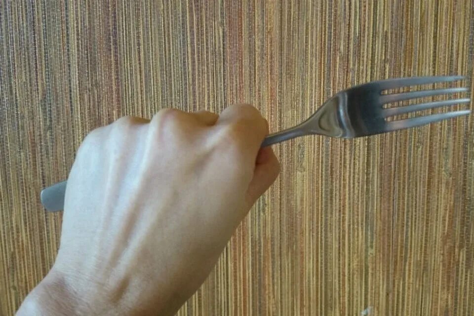 Пальцы вилкой. Металлический пальчик вилка. Дактилоадаптер вилкус. Finger fork. Вилка для пальцев.