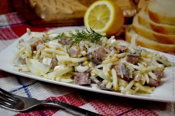 Салат с селедкой и огурцами. Салат рассолс. Салат с селёдкой и яблоком. Рецепт салата селедка с яблоком. Рецепт салата селедка с яблоком.