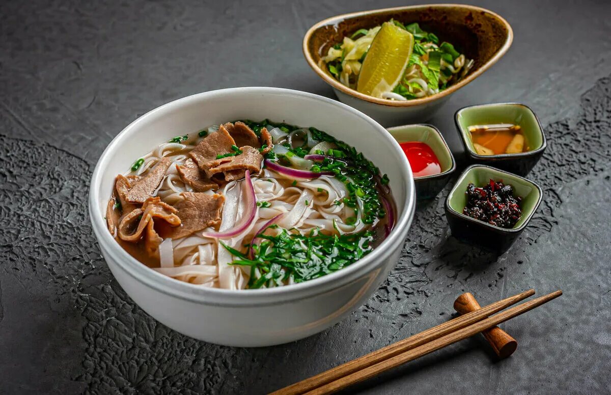 Вьетнамский суп фо бо с говядиной. Как приготовить фо бо. Вьетнамский суп фо бо с говядиной. Как приготовить фо бо. Рамен вьетнам.