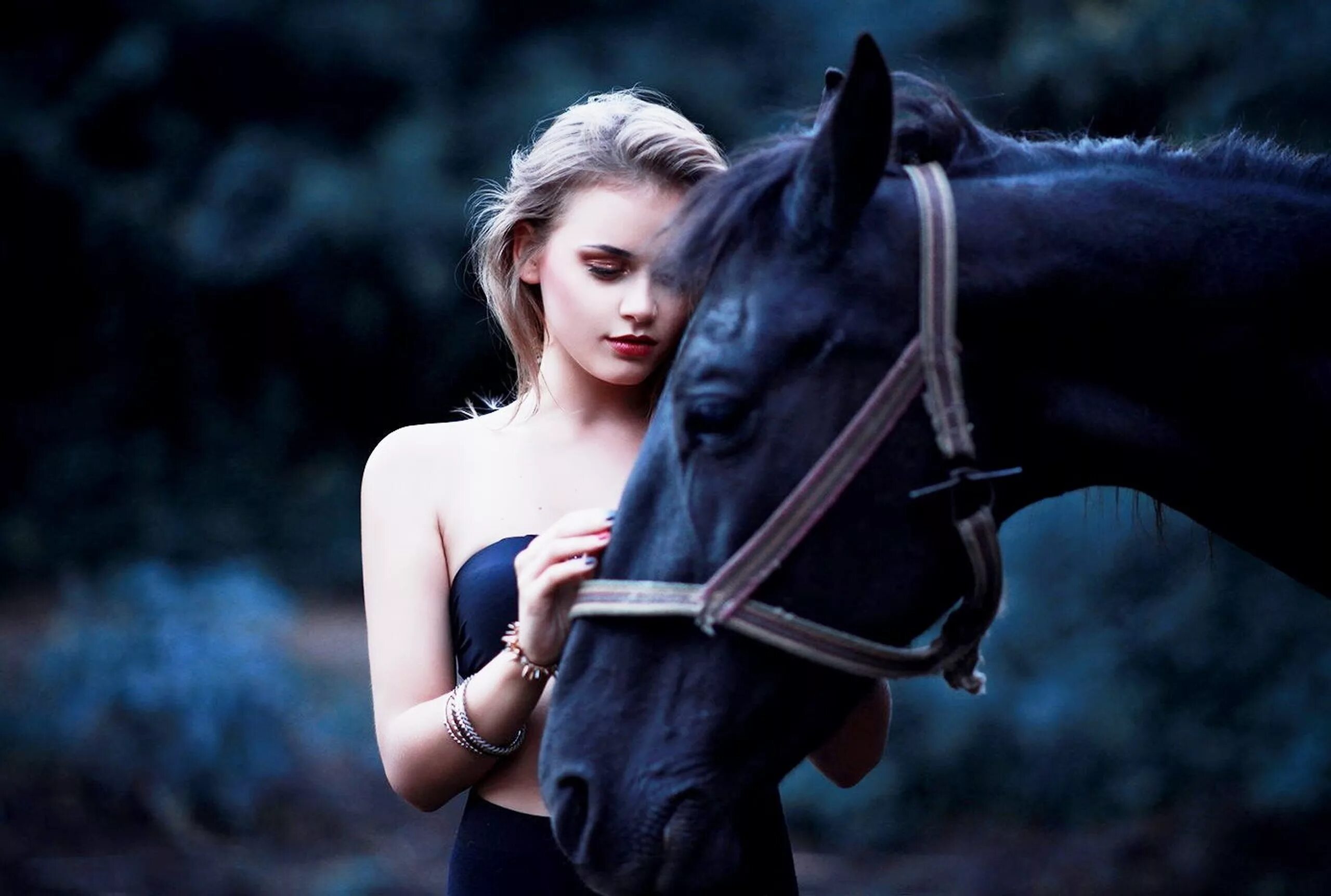 Девки и лошади. Девушка на коне. Красивая девушка на лошади. Фотосессия с лошадьми. Фотосет с лошадью.