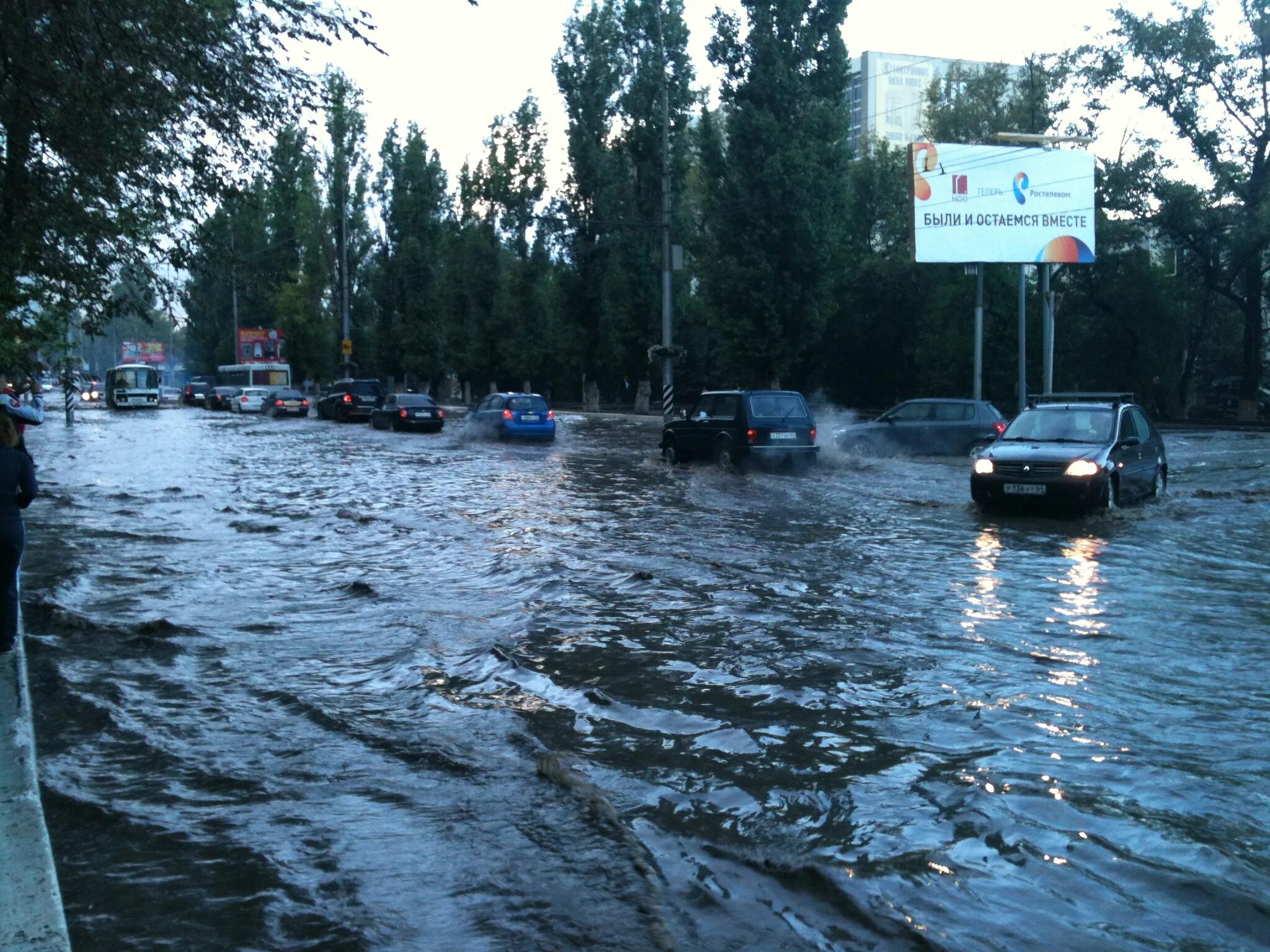 Какие улицы затопила в городе орске. Саратов дождь. Саратов проспект дождь. Дождливый проспект в Саратове. Глазок потоп.