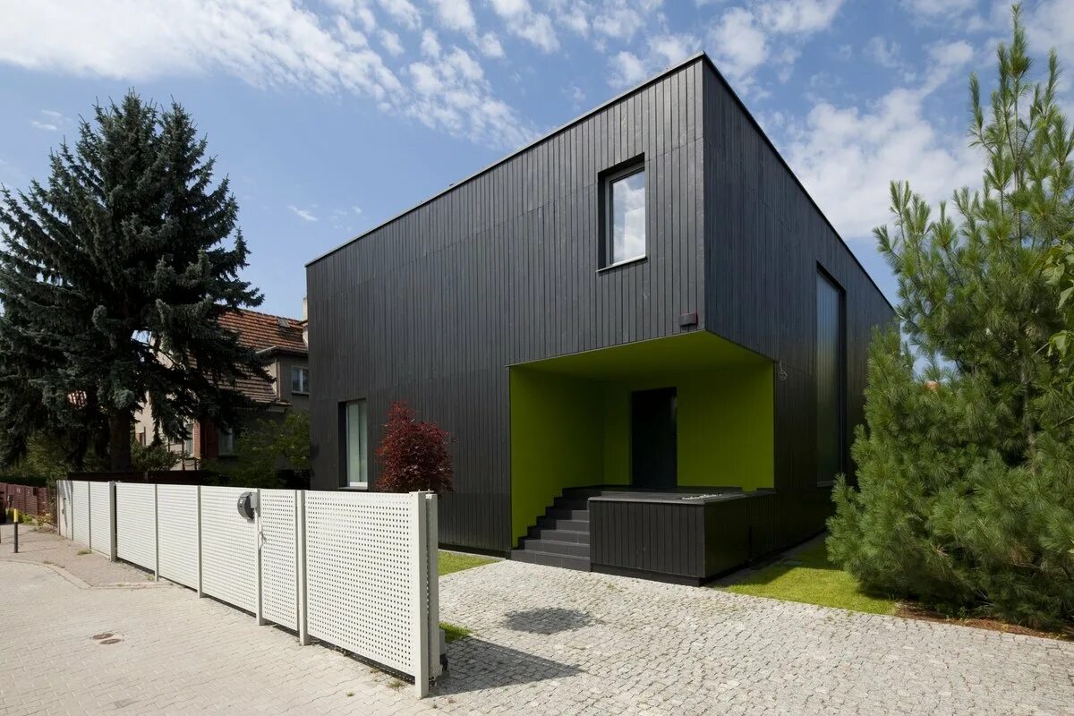 Дом квадратный крыша покраска. Дом куб Robert Gurney Architect. Черный минималистский куб в Польше. Дом 2 этажа куб. Дом с плоской крышей.