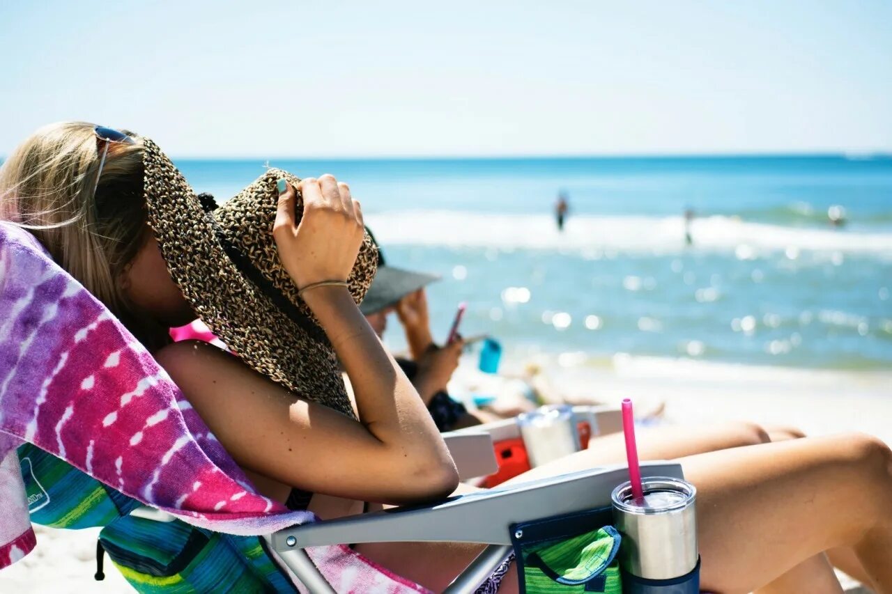 Отпуск на море в россии. Девушка отдыхает на море. Лето отпуск. Отдыхающие на пляже. Лето море пляж люди.