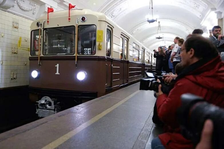 Станция метро площадь ильича. Ретропоезд сокольники метро. Метро коричневая. Станция путиловская. Метро коричневая.