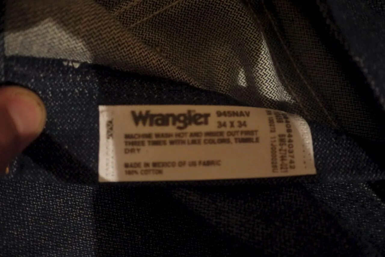 Внутренняя бирка. Wrangler 945 Jeans. Wrangler джинсы этикетка. Этикетки внутри джинсов Wrangler. Джинсы Wrangler бирки внутри.