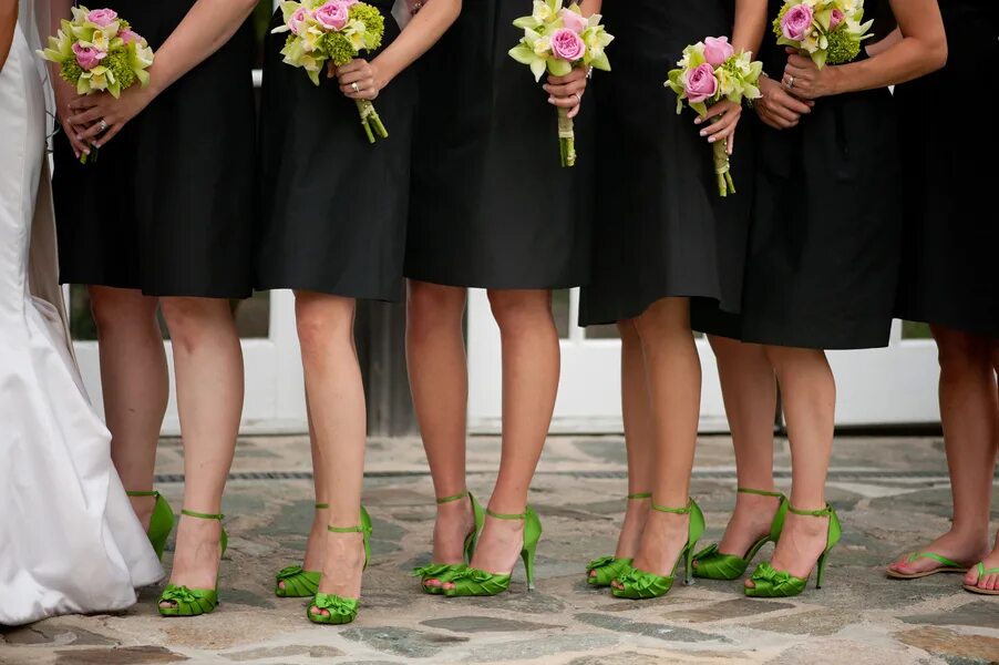 Зеленый платье какой туфли. Черное платье с зелеными туфлями. Свадебное платье с зелеными туфлями. Туфли к зеленому платью. Зеленые туфли с цветами.