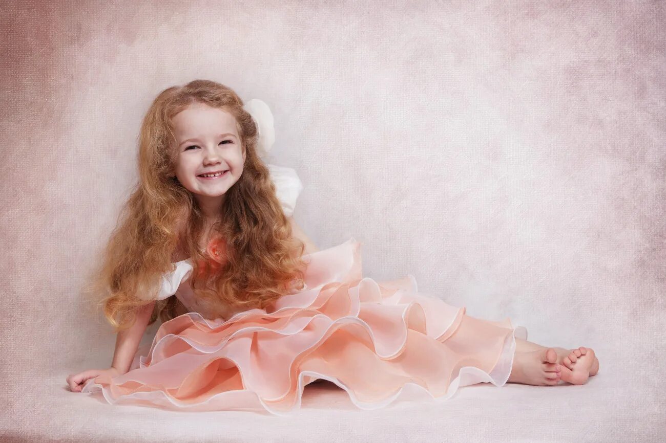 Необычные дети. Малыши весной. Детская фотосессия на природе. Платье для девочки в стиле шанель. Помещение детского центра.