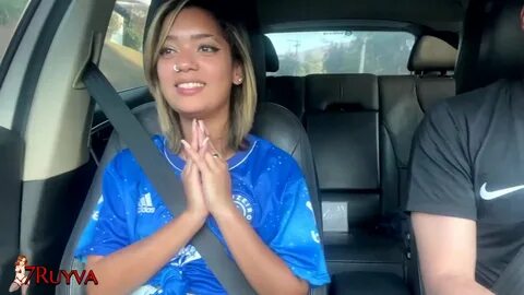 Carolina carioca coquine bronzée donnant la chatte dans les cheveux.