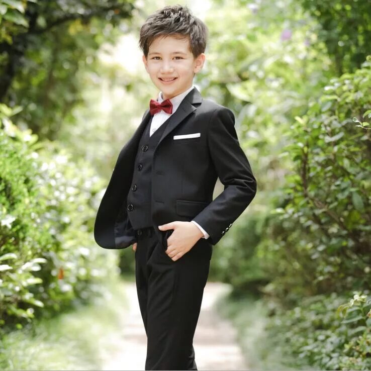 Стильный костюм для мальчика. Свадебный костюм для мальчика. Мальчик в деловом костюме. Костюм на свадьбу для мальчика 8 лет. Фото мальчика в костюме