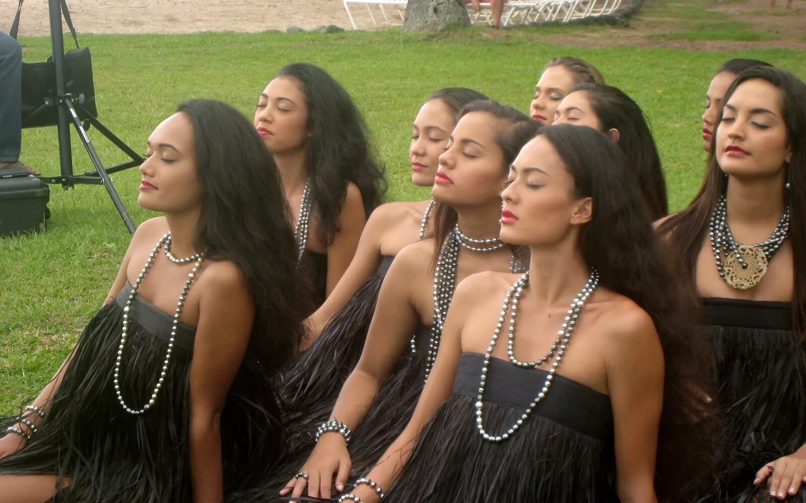 Many forum. Таити женщины. Женщины острова Питкэрн. Питкерн девушки. Острова общества женщины.