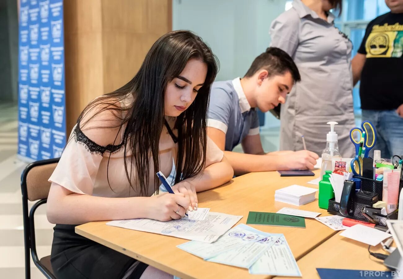 Экзамен в колледже. Сдача внутреннего. Внутренний экзамен институт. Юрфак мгу аудитории. Экзамен в университете.