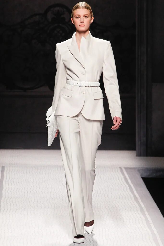 Брючный костюм мода 2025. Alberta ferretti костюм. пиджаки альберта феретти показ. костюмы женские подиум. классический стиль подиум.