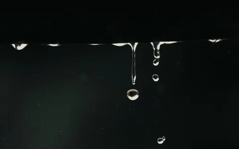 Стекло падает в воде