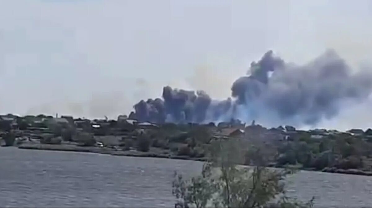 Пожар в новофедоровке. Разбомбленный аэродром. Пожар на военном аэродроме. Новофедоровка взрывы.