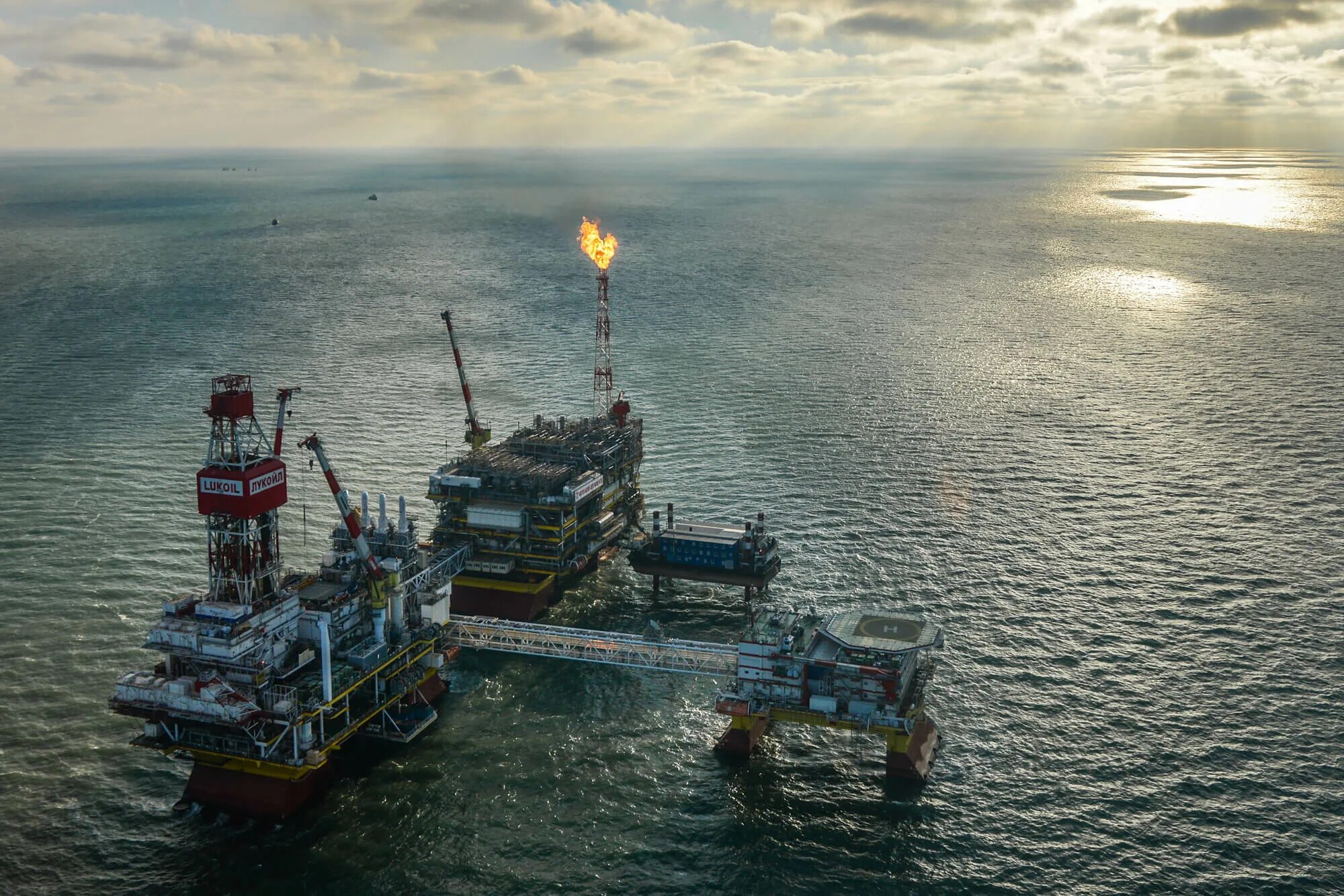 Шельф охотского моря нефть. Нефтяная платформа филановского. охотское море нефть. шельф сахалина. добыча нефти ведётся на шельфе охотского моря.
