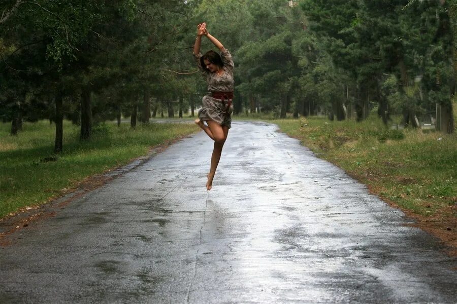 Танцевать под дождем. Девочка танцует под дождем. Девушка бежит под дождем. Девушка Танцующая под дождем.