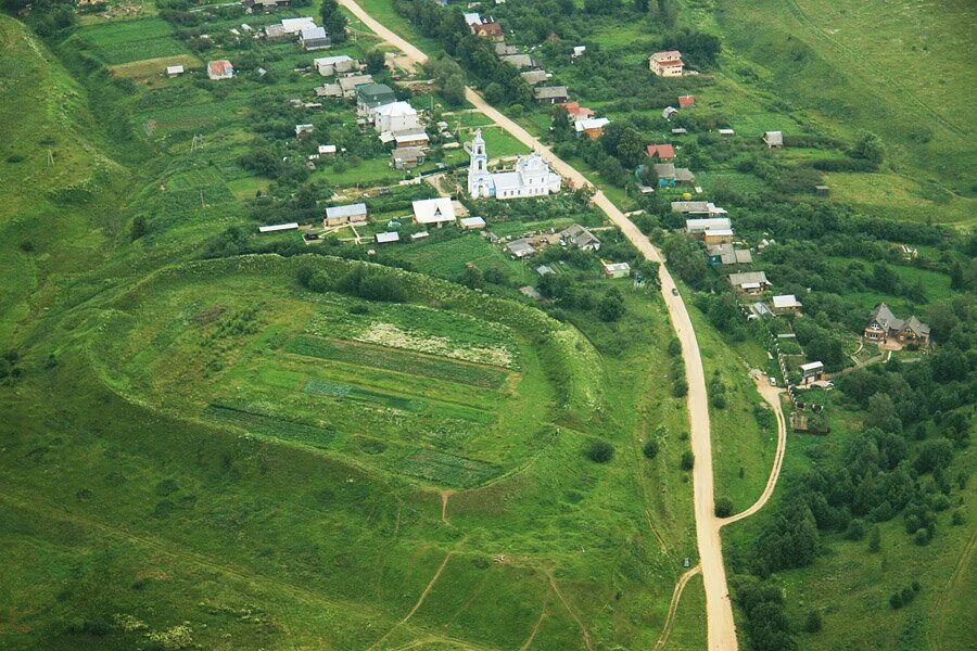 Суздаль древний земляной вал. Крепостной вал рязань. Частокол древняя русь деревня. Городище клещин в переславле-залесском. Древние города окружали земляные валы.