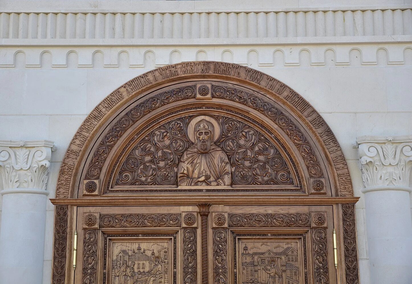 входная дверь в церковь. дверь в церковь. круглая дверь каменная. церковные двери. килевидная арка в архитектуре.