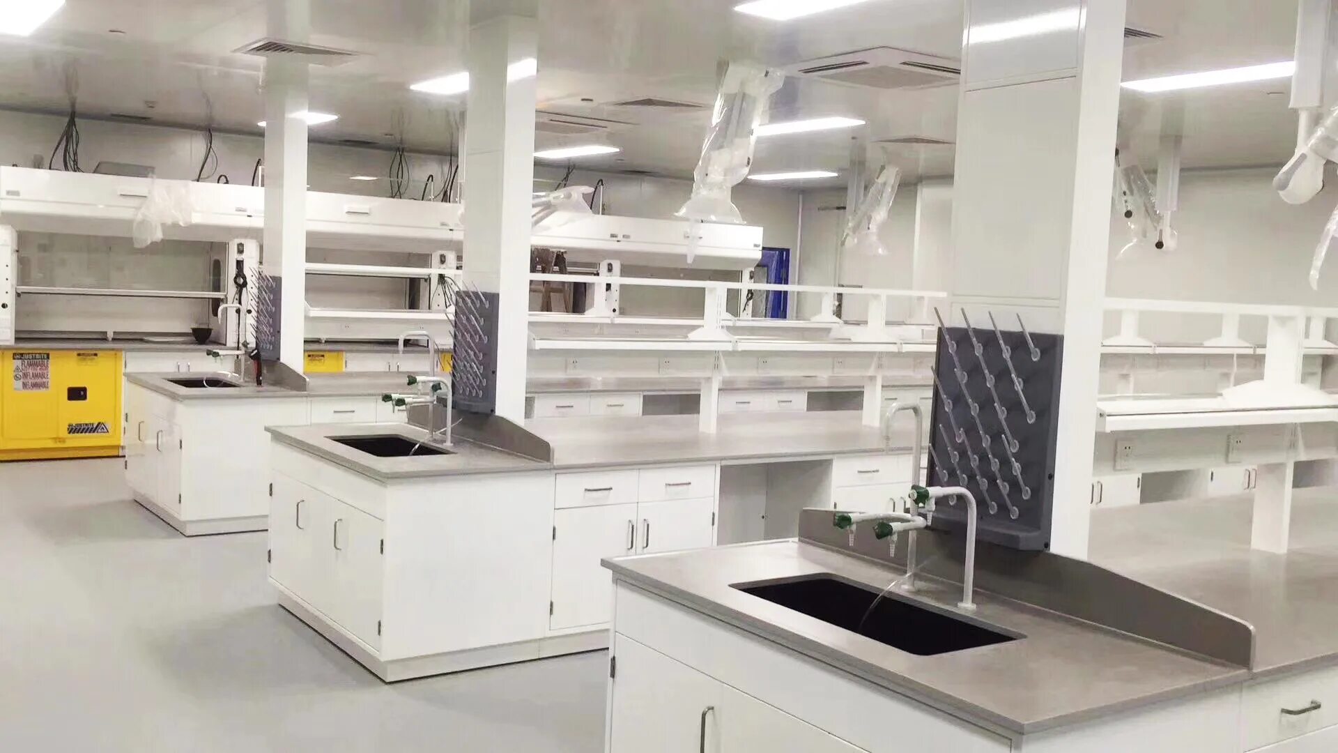 Стерильная лаборатория. Лаборатория по производству косметики. Изготовленные в лабораториях. Производство лекарств. Стол островной химический lab -091.