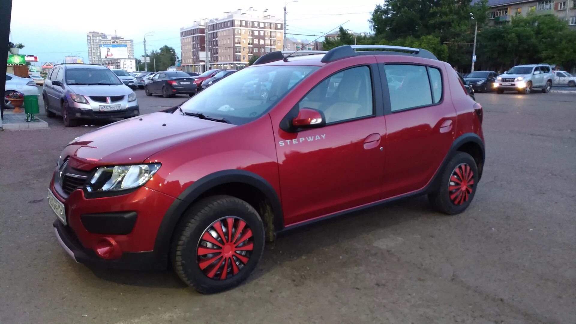 Колпаки сандеро степвей 16. Renault Sandero Stepway красный. Рено Сандеро 2 красный. Колпаки Renault Sandero Stepway 16. Рено Сандеро степвей красный с чёрной крышей.