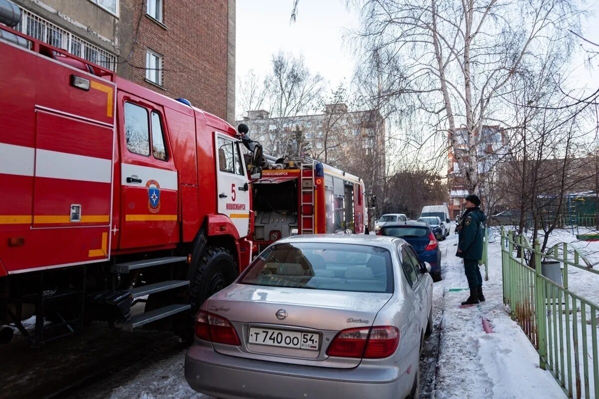 Пожарные Омск. С днем пожарного. С праздником пожарной охраны. Пожар на стройке. Оповещение новосибирск