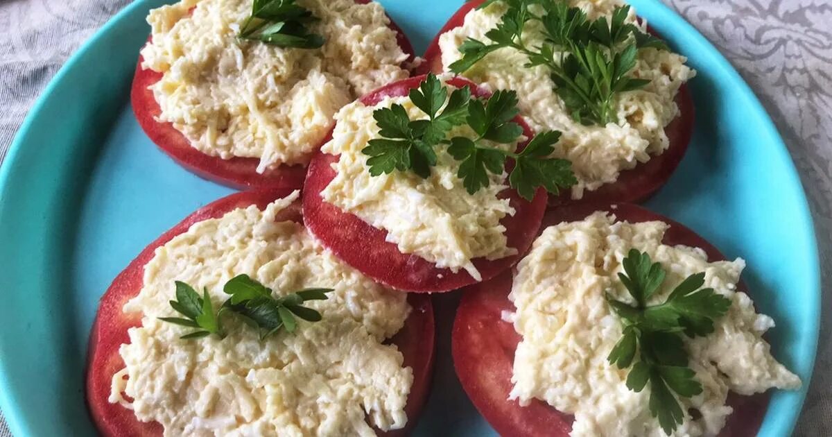 Помидор сыр чеснок майонез. Помидоры с сыром и чесноком. Закуска из помидоров с чесноком и сыром. Помидоры с сыром и чесноком и майонезом. Свежие помидоры чесноком