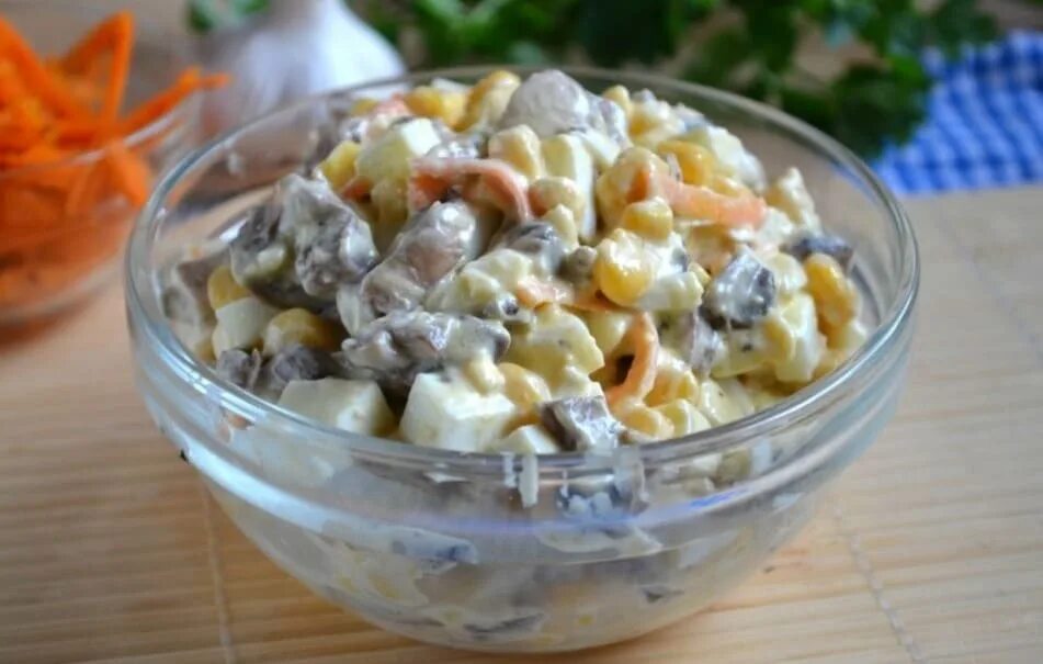 Салат с шампиньонами и кукурузой. Салат с шампиньонами консервированными. Салат с грибами и кукурузой. Салат с шампиньонами и кукурузой. Салат с курицей и грибами.