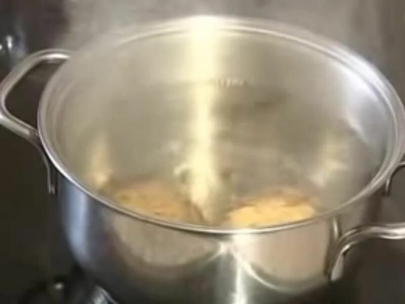 Ингаляция над кастрюлей. Картофель на паровой бане. Картофельная ингаляция. Ингаляция картошкой.