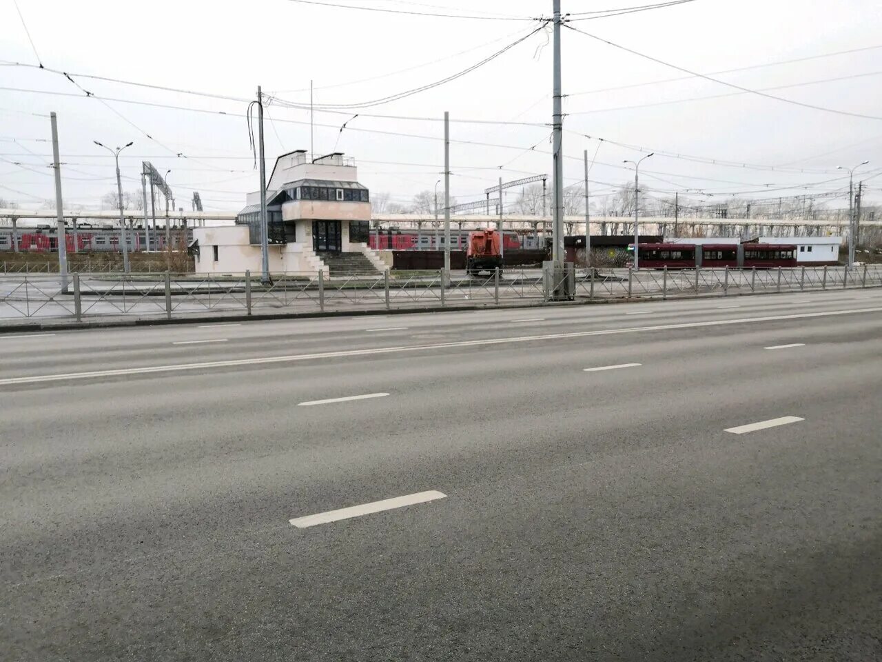 трамвай на конечной. диспетчерская трамвая. диспетчер трамвая. трамваи-памятники в казани. здание диспетчерской трамвая кэмз.