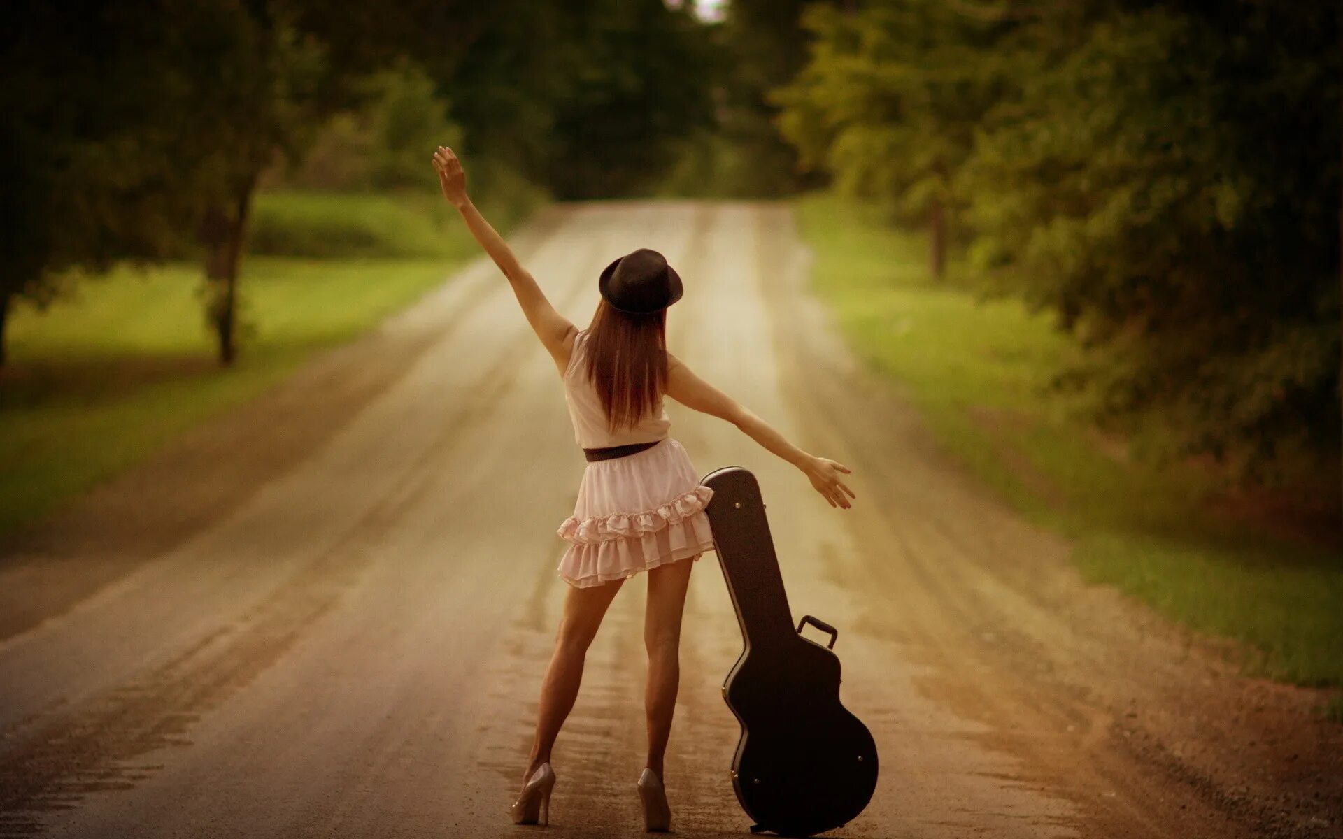 Фотосессия на дороге. Девушка на дороге. Девушка в платье на дороге. Счастливая девушка.
