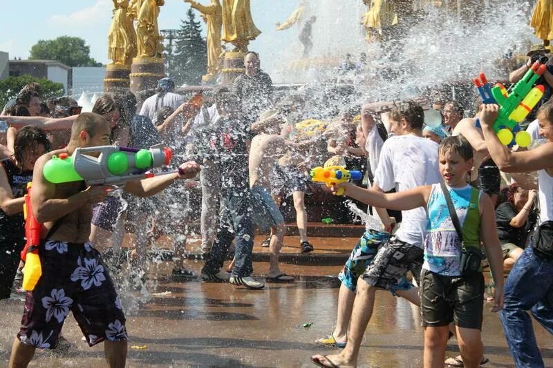 Битва на водяных пистолетах. Битва из водяных пистолетов. Перестрелка водяными пистолетами. Water fights