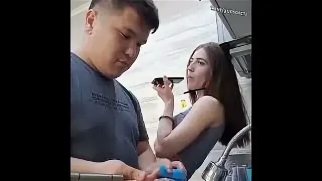 Алиса что делает мужик дома
