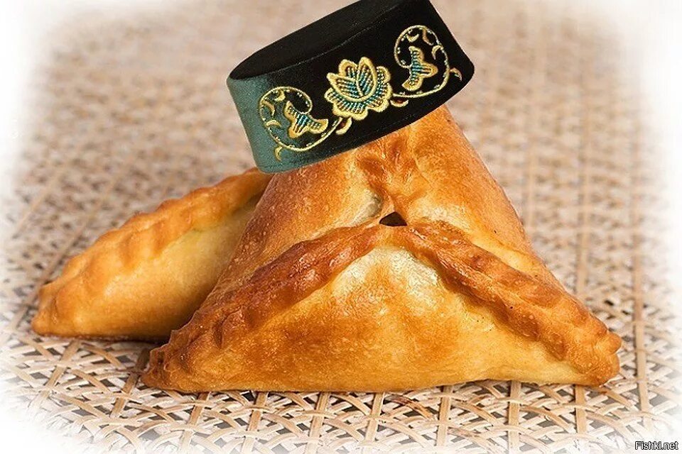 Өчпочмак с горячим чаем. Элеш татарская кухня. Башкирское национальное блюдо эчпочмак. Өчпочмак с горячим чаем. Учбечмек с горячим чаем.