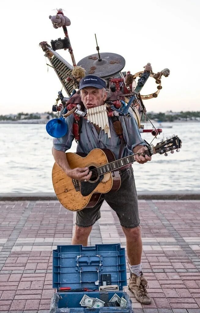 Человек-оркестр (one man Band), США, 2005. Ван Мэн бэнд. Музыканты с инструментами. Человек оркестр музыкант. Человек оркестр концерт