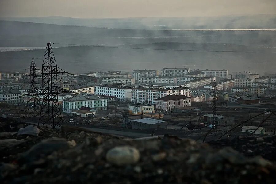 Плотная пелена. Никель город Мурманская область. Заполярный город. Тундра никель. Город никель фото.