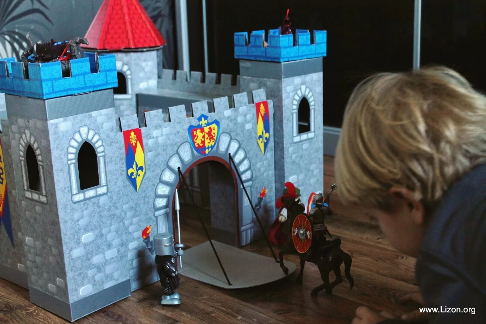 Игра делать замок. Keenway замок Рыцарский замок. Рыцарский замок 1990. Картонный замок. Замок из картона.