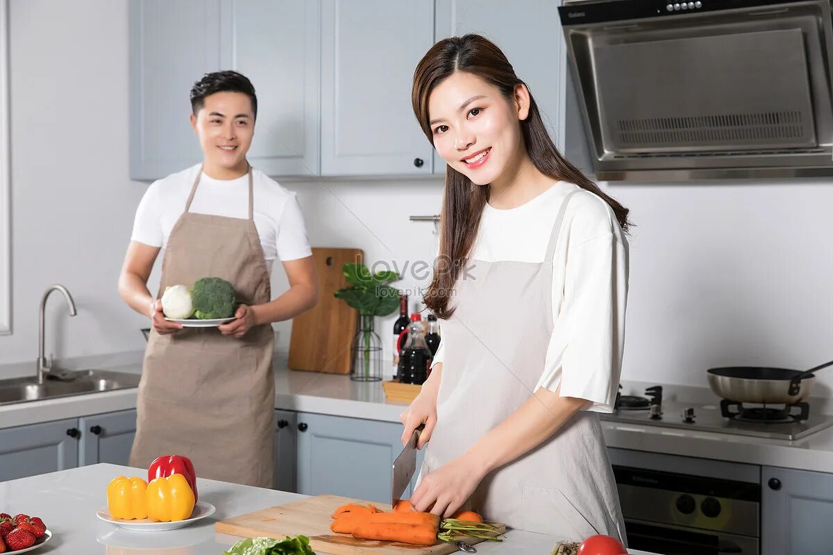 Кухонный фартук муж и жена. Китайцы муж и жена готовят.