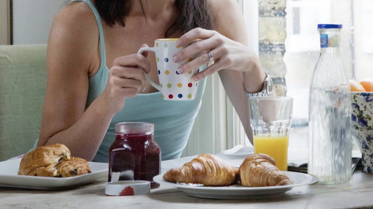 She breakfast at 7 o clock. Have Breakfast. Наслаждающий завтраком. To have Breakfast. Make have Breakfast.