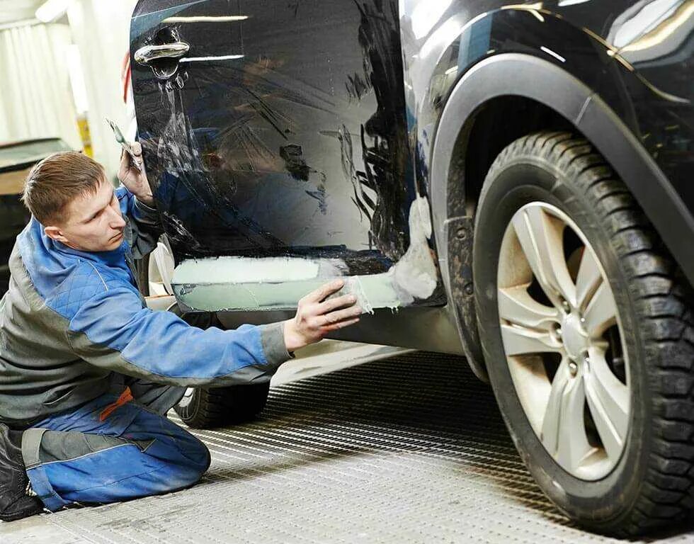 Ремонт кузовной легковой. Auto body Repair. Рихтовщик Кузовщик в салоне. Car Repair. Кузовщик автомеханик с резиновым молотком.