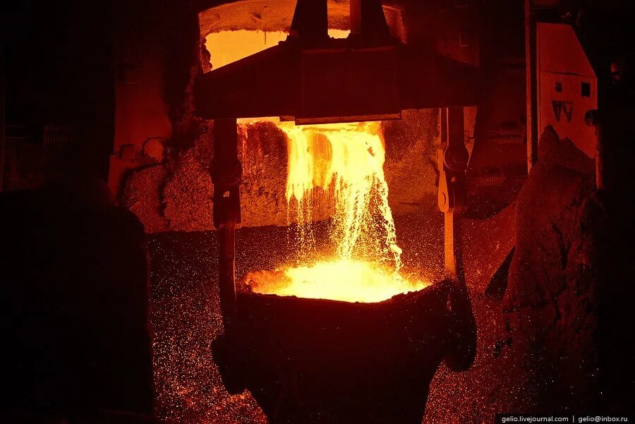 Плавка металла. Красноярский цветной металлургический завод. Чугун в промышленности. Расплавы металлов норильский никель. Металлургия в древности.