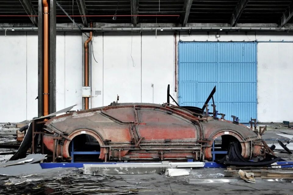 Завод де. Заброшенный автозавод. заброшенный завод машин. заброшенная фабрика машин. заброшенный завод бугатти.