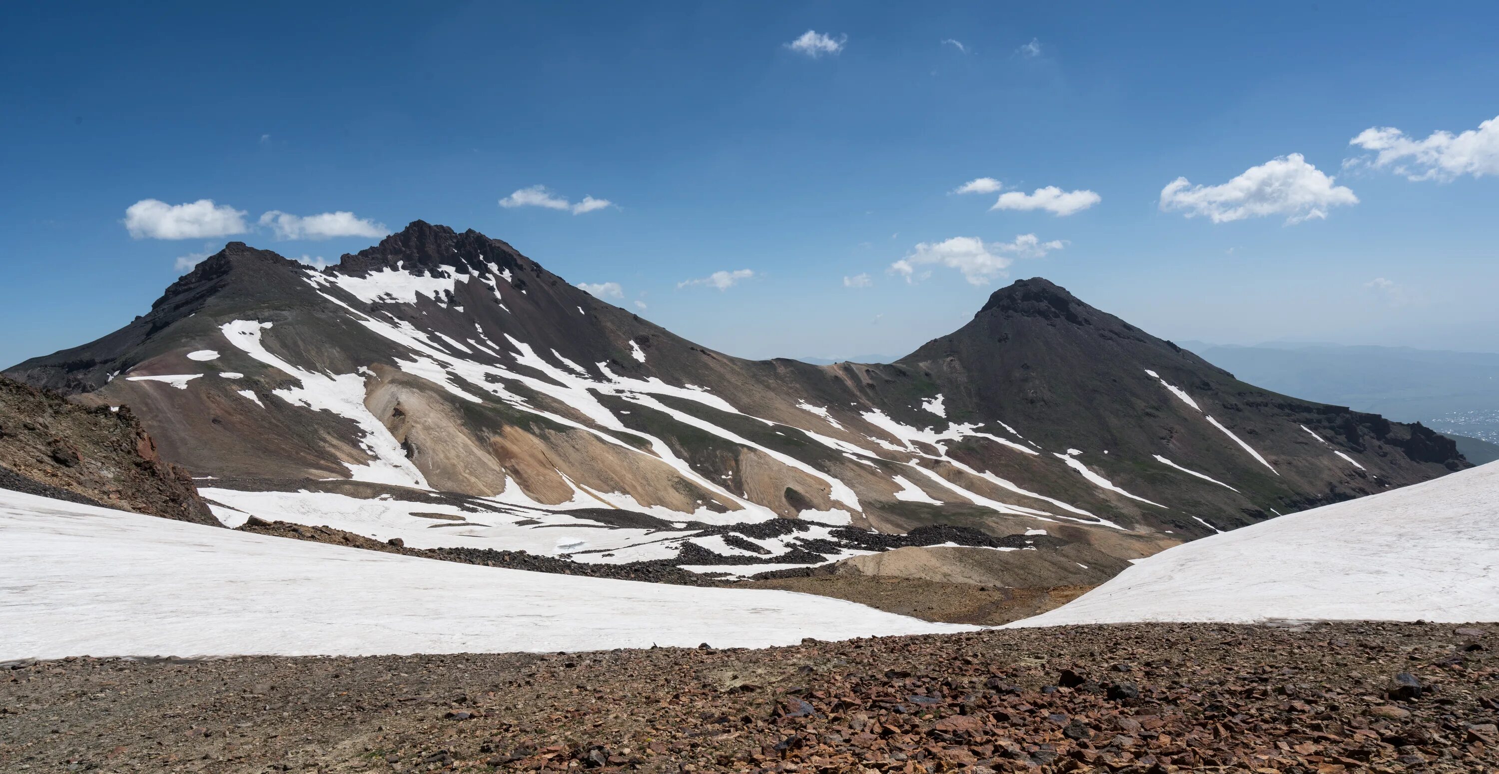 Гора арагац. Mount aragats телескоп. Арагац куж. Гора арагац в армении. Черный арагац аудиокнига слушать.