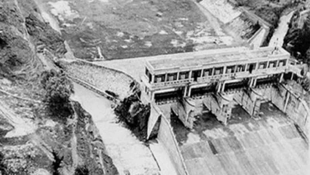 Плотина гувера в сша. Дамба баньцяо китай 1975. Плотина саури, япония. Плотина альмендра. Дамба мовуазен швейцария.