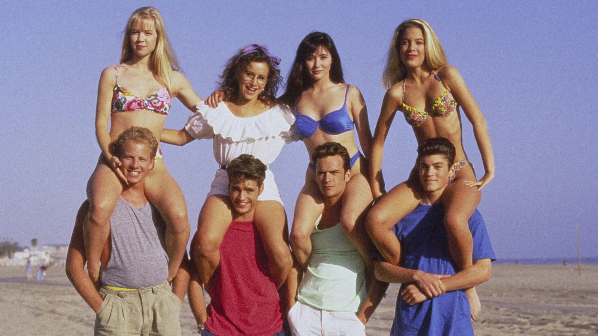 Проблемы 2000 х. Беверли-Хиллз 90210 бренда и Келли.