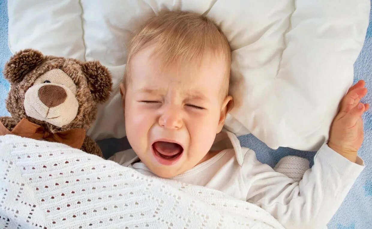 Ребенок засыпает в 4 утра. Сонный ребенок. Ребенок плачет.
