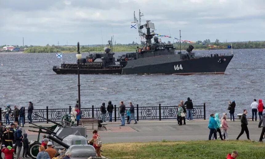 Архангельск флот. Морской флот в архангельске. Парад кораблей в архан. Архангельск корабль. Корабль в архангельске.