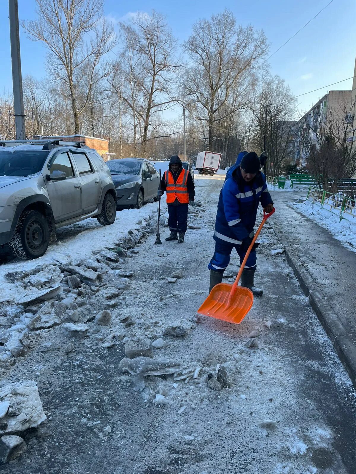 Уборка территории от снега придомовой территории. Уборка территории в зимний период. Уборка придомовой территории зимой. Уборка придомовой территории. Уборка снега с территории.