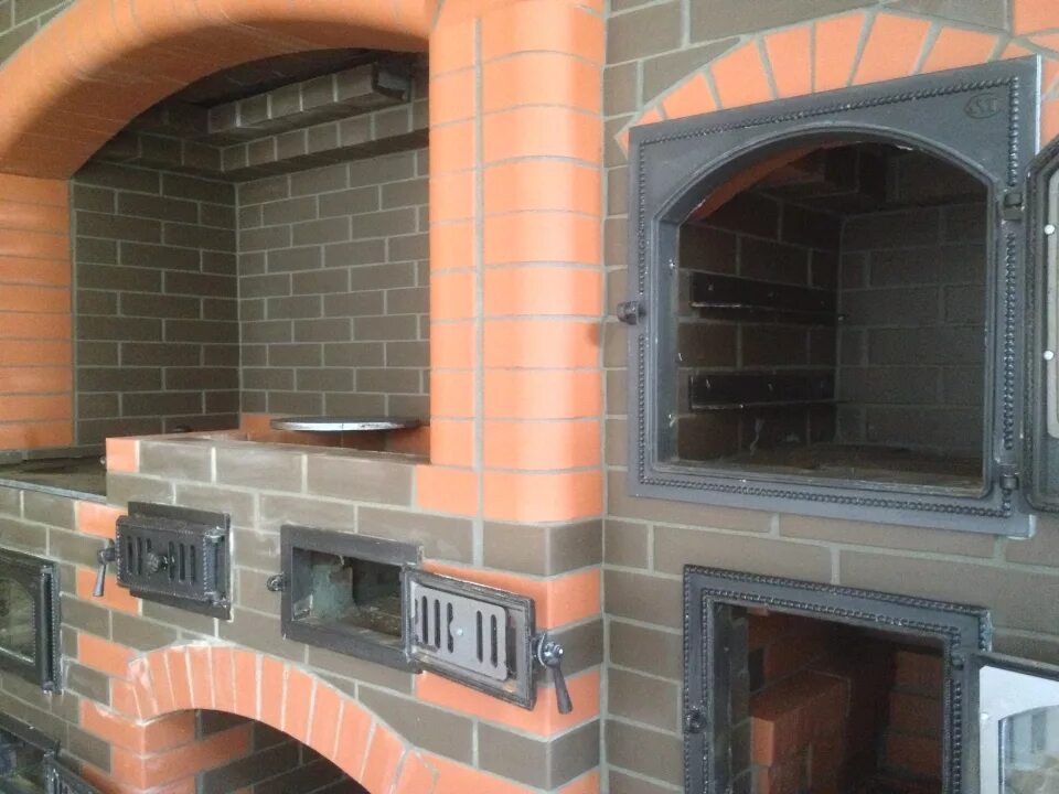 печное окно. уличная помпейская печь из самана в турции. печь под заказ. отделка печки декоративным камнем. мангал с коптильней из кирпича.