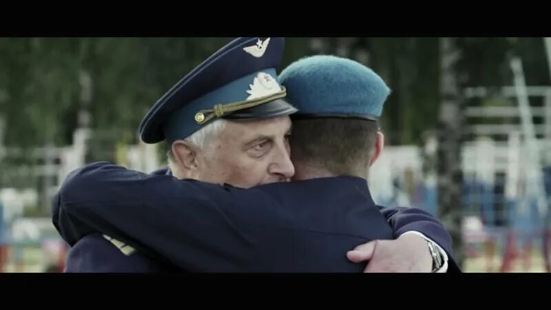 Олег газманов никто. Слова песни мама олег газманов. Расплескалась синева вдв. Строевая песня. Синие береты группа.