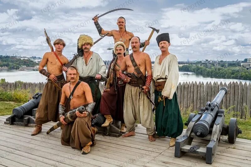 Почему запорожские казаки. Запорожские казаки Хортица. Козак Запорожской Сечи. Запорожский казак реконструкторы. Сечевые казаки Запорожье.
